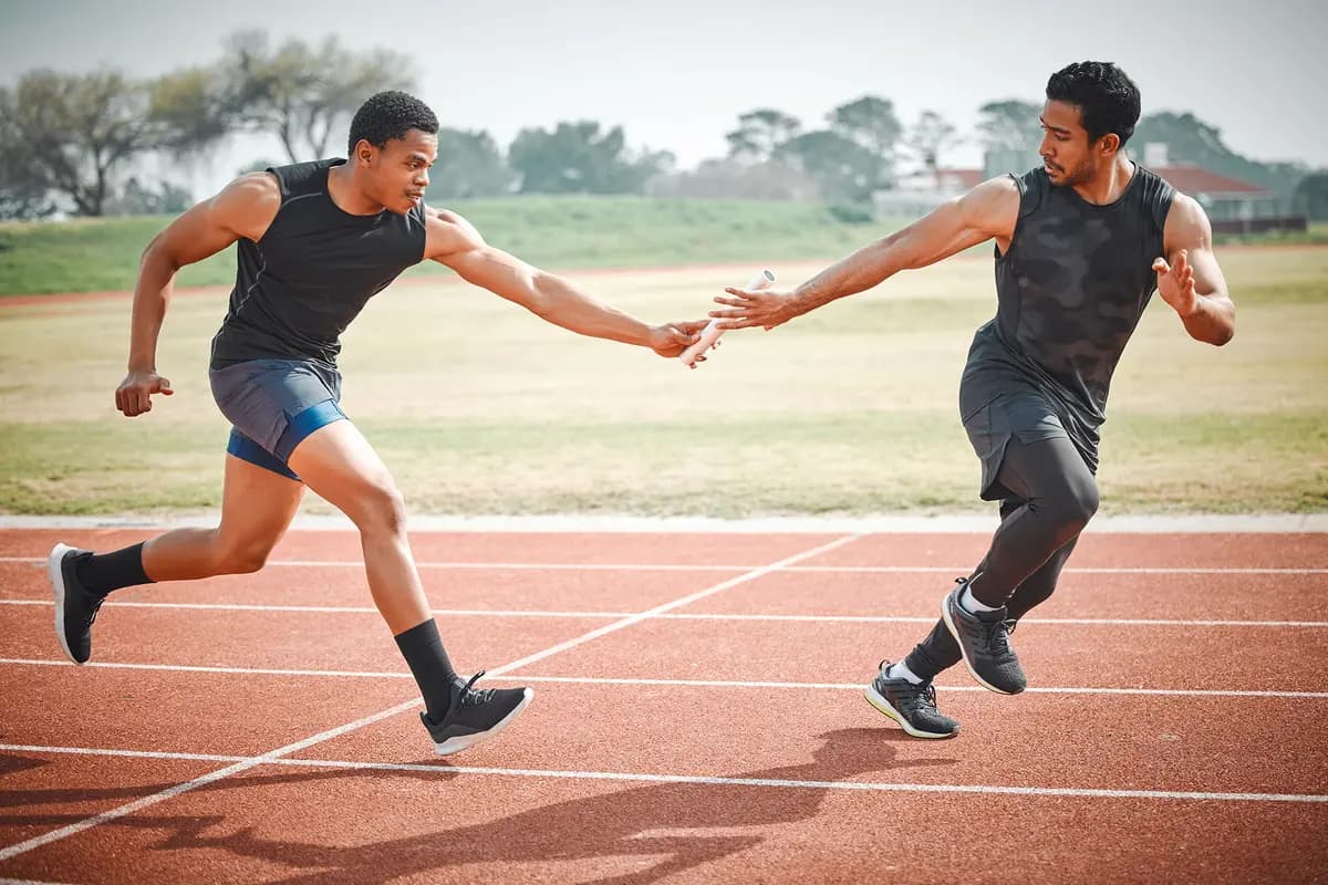 Los entornos deportivos fomentan la formación del carácter en cuanto a responsabilidad, trabajo en equipo y sana competencia. (PeopleImages/Shutterstock).