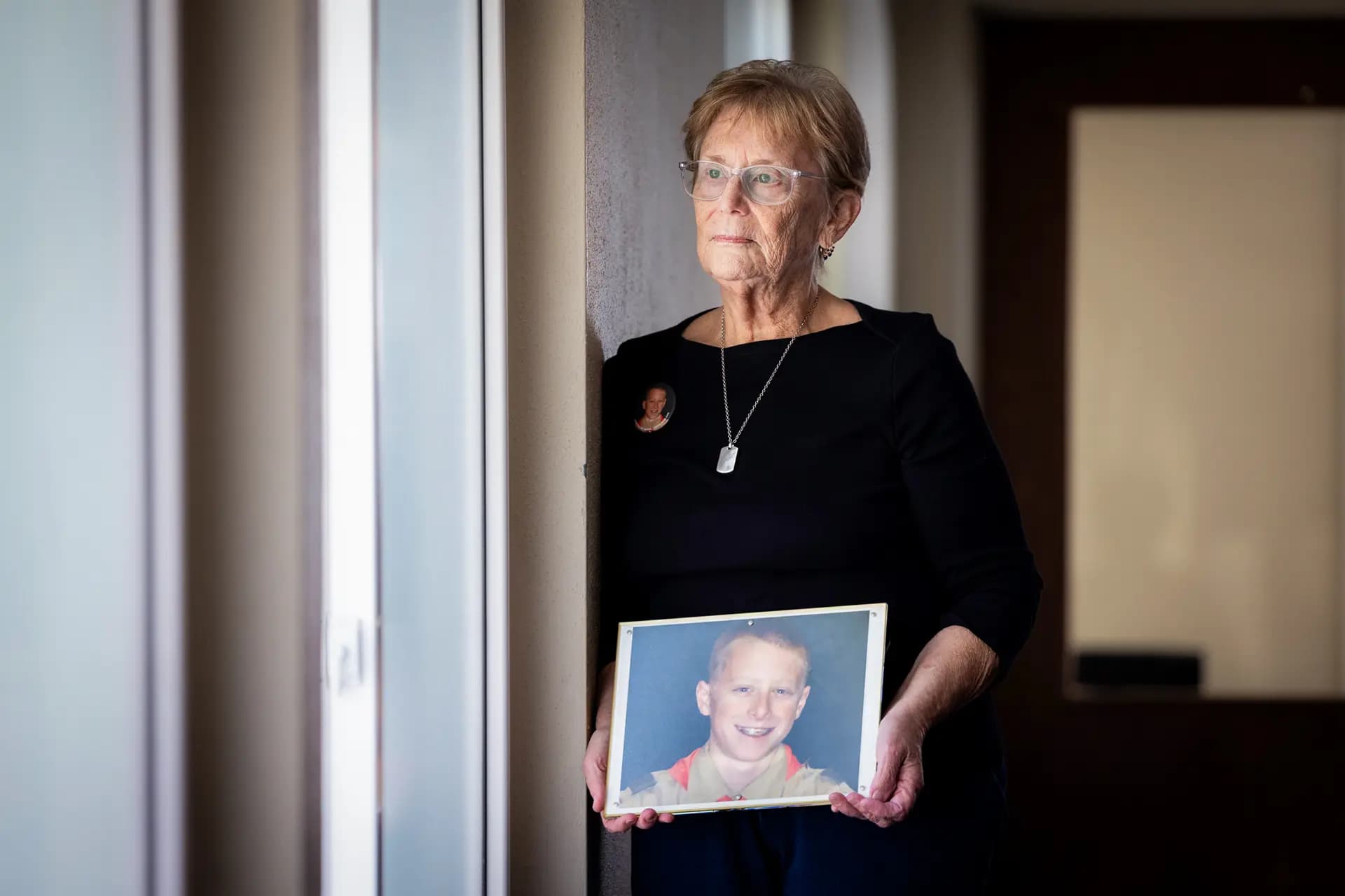 Judy Rogg sostiene una foto de su difunto hijo Erik en Los Ángeles el 15 de abril de 2026. Erik murió en 2010 después de intentar un desafío “de juego de asfixia”, en el que los participantes buscan un breve subidón cortando el oxígeno hasta desmayarse. (John Fredricks/The Epoch Times)