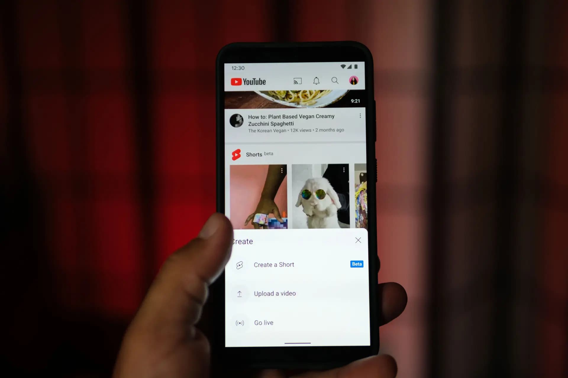 Un hombre sostiene un teléfono que muestra la aplicación de YouTube en esta foto de archivo. Los algoritmos y el intercambio viral en plataformas como YouTube y TikTok han amplificado el alcance del desafío “juego de asfixia”, convirtiendo un desafío que alguna vez estuvo localizado en una tendencia global. (Oleksii Pydsosonnii/The Epoch Times)