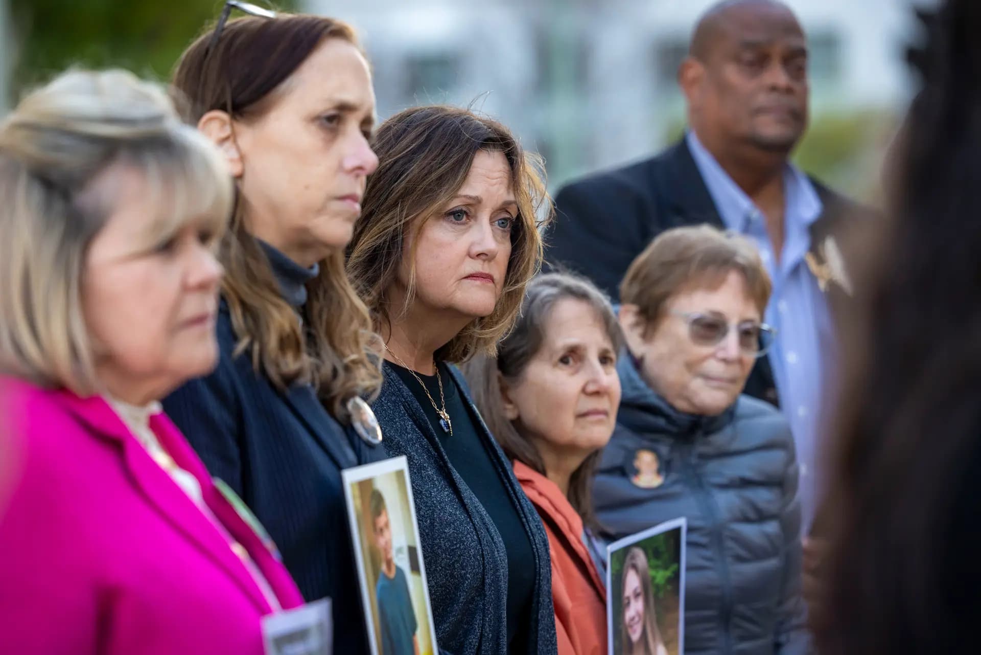 Los padres sobrevivientes escuchan cómo un abogado habla con la prensa durante un juicio histórico por adicción a las redes sociales frente a la Corte Superior de Los Ángeles el 18 de febrero de 2026. (Jill Connelly/Getty Images)