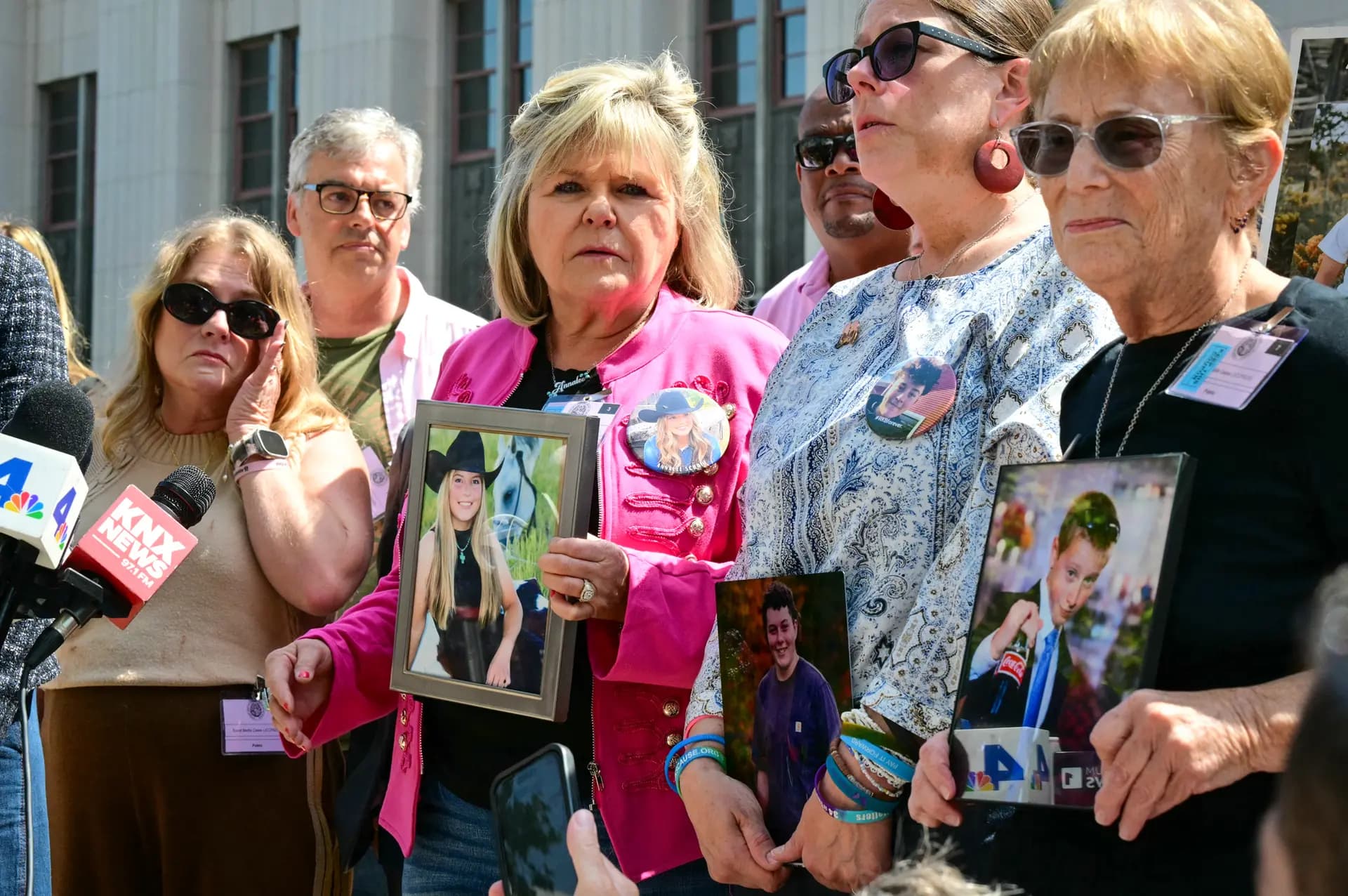 Familiares de víctimas se encuentran afuera de la Corte Suprema de Los Ángeles sosteniendo retratos de sus seres queridos en Los Ángeles el 25 de marzo de 2026. Si bien la Sección 230 de la Ley de Decencia en las Comunicaciones históricamente ha proporcionado un escudo legal a prueba de balas para las plataformas de redes sociales, decisiones recientes la están socavando. Frederic J. (Brown/AFP vía Getty Images)