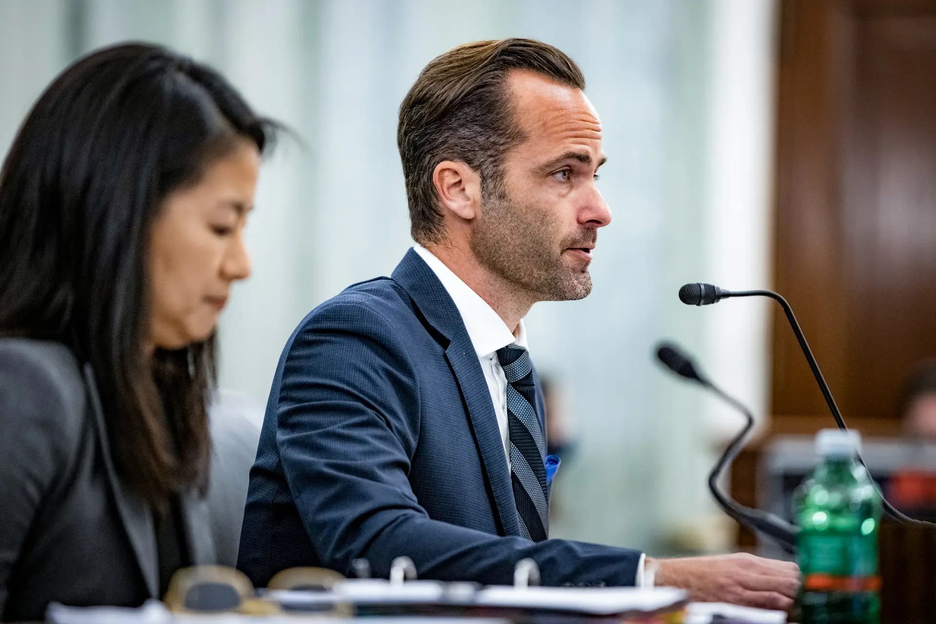 Michael Beckerman, vicepresidente y jefe de políticas públicas de TikTok, testifica ante una audiencia del subcomité del Senado sobre Protección al Consumidor, Seguridad de Productos y Seguridad de Datos en Washington el 26 de octubre de 2021. (Samuel Corum/Getty Images)