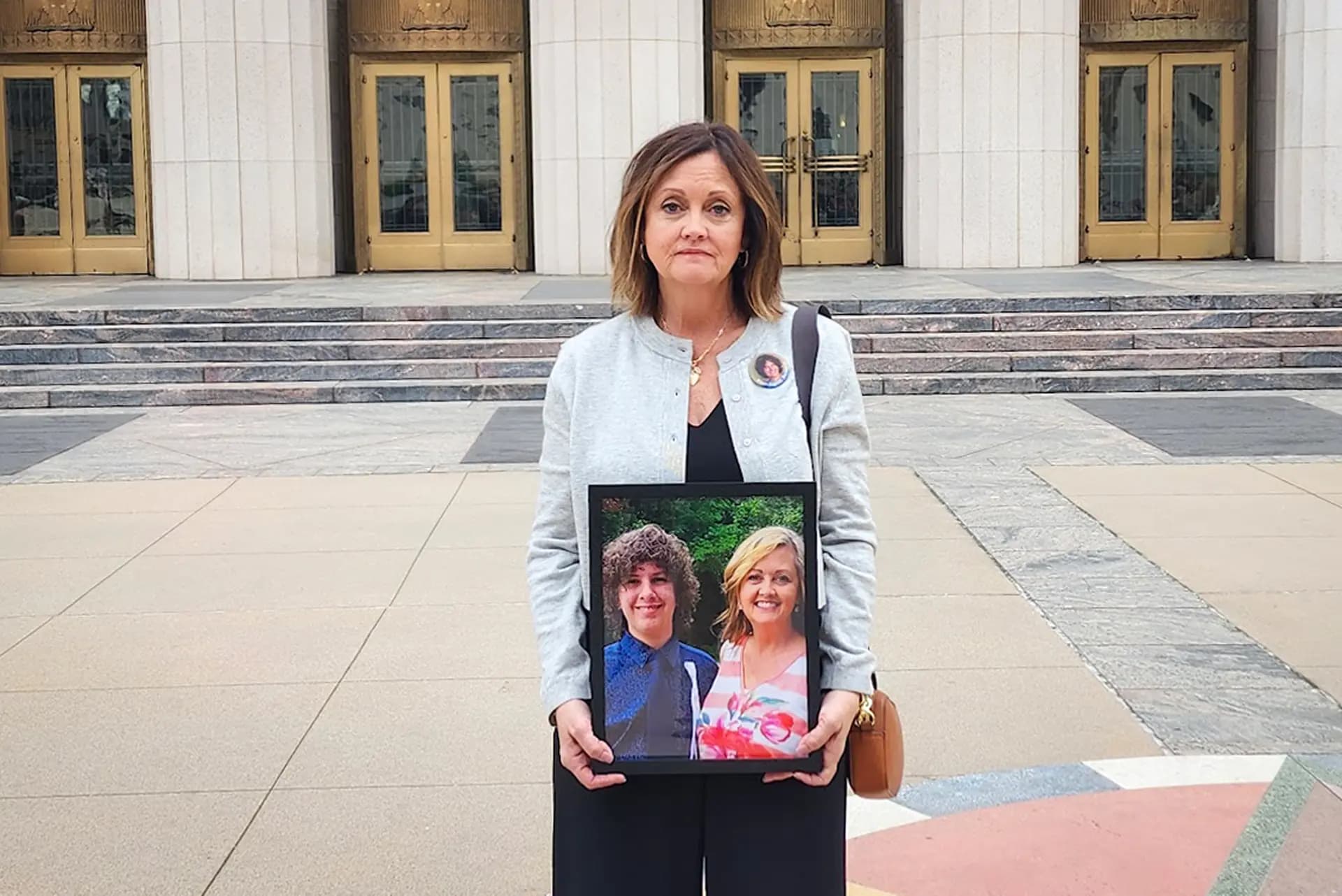 Joann Bogard sostiene una foto de ella con su hijo, Mason, en el Tribunal Superior de Los Ángeles el 5 de febrero de 2026. Mason murió a los 15 años en 2019 después de intentar un desafío viral “de asfixia” en YouTube. (Cortesía de Joann Bogard)