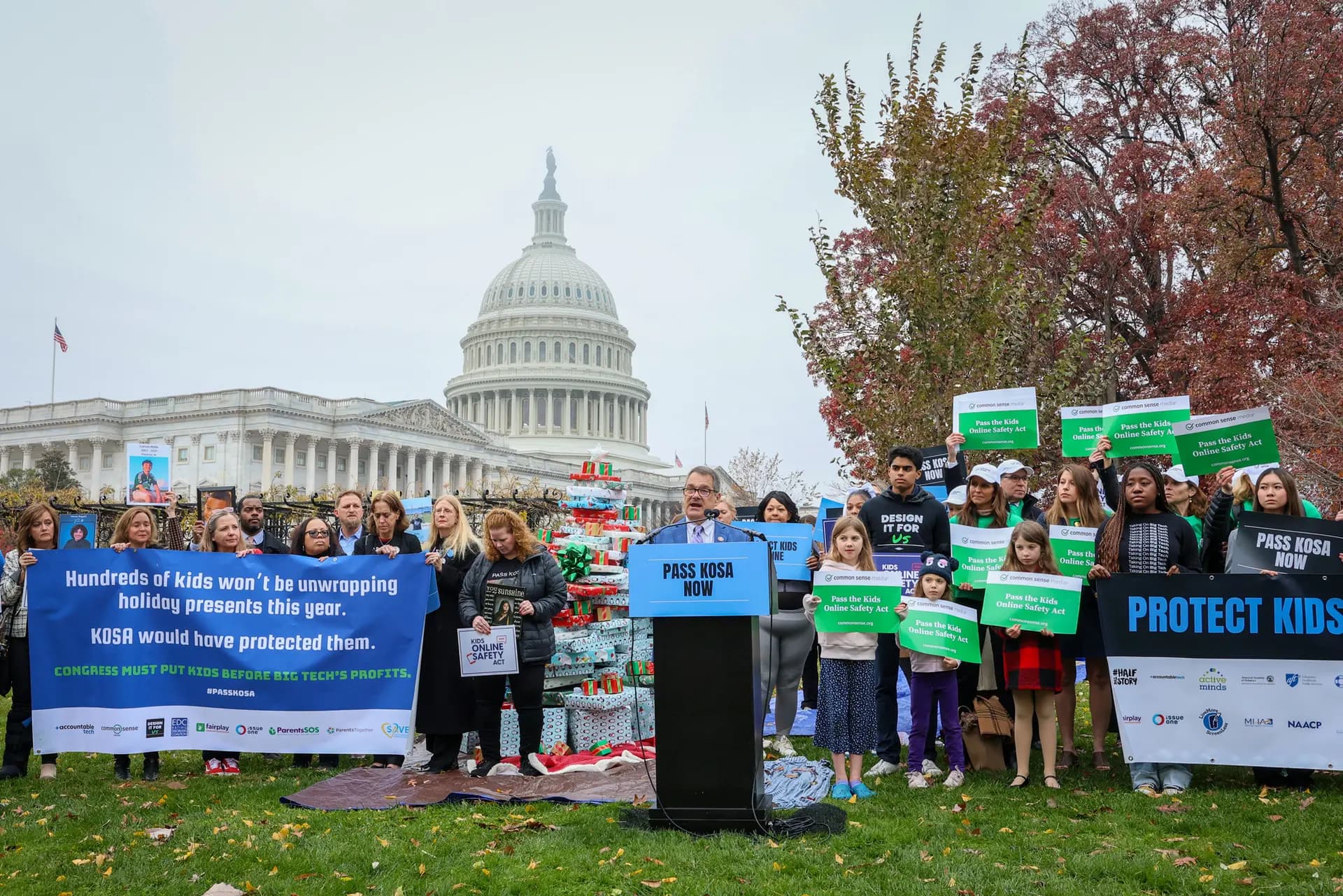 El representante Gus Bilirakis (republicano de Florida) habla durante una manifestación celebrada en apoyo de la Ley de Seguridad Infantil en Línea en el Capitolio en Washington el 10 de diciembre de 2024. (Jemal Countess/Getty Images para tecnología responsable)