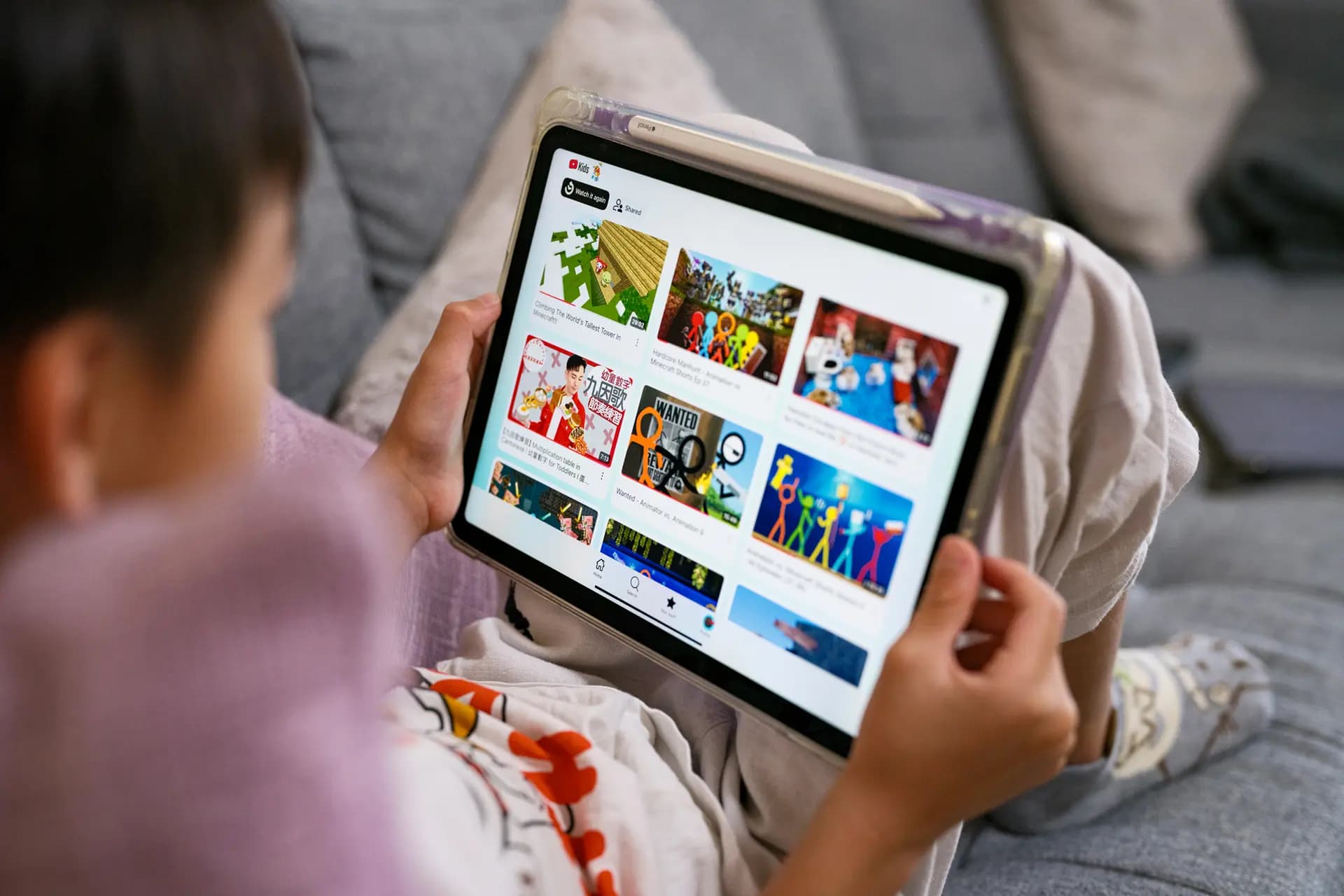 Un niño mira la pantalla de su iPad con la aplicación YouTube Kids abierta en Sydney el 7 de diciembre de 2025. (George Chan/Getty Images)