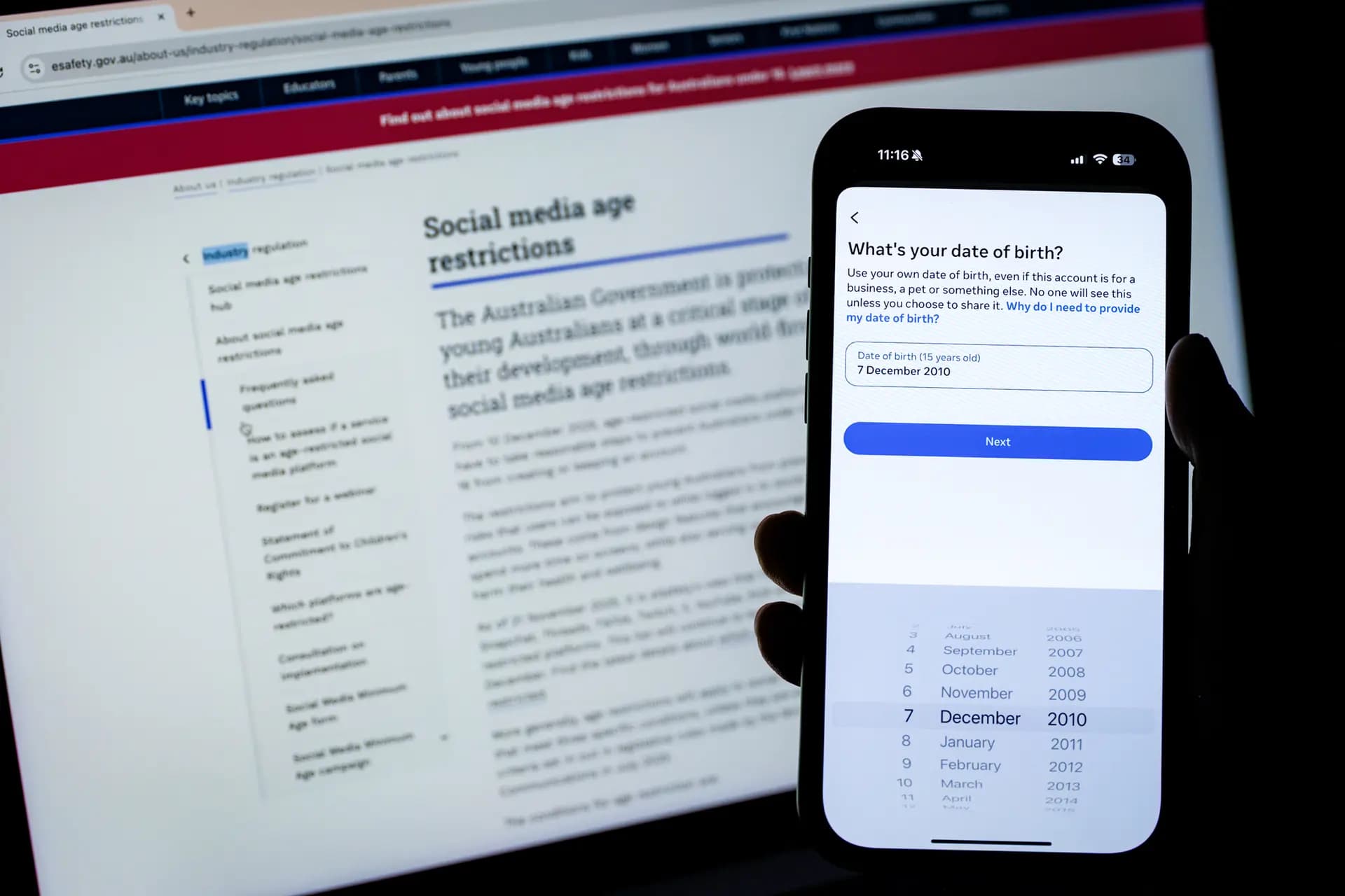 En esta ilustración fotográfica, la página de creación de cuentas de Instagram se muestra en un teléfono en Sydney el 7 de diciembre de 2025. Tanto YouTube como TikTok han introducido mecanismos progresivos de verificación de edad en los últimos años—, pero actualmente ninguno requiere que todos los usuarios verifiquen su edad con identificación o evaluación biométrica para abrir una cuenta. (George Chan/Getty Images)