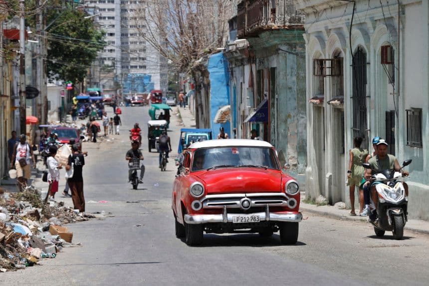 Fotografía que muestra un vehículo transitando por una calle este lunes, en La Habana, Cuba. EFE/ Ernesto Mastrascusa