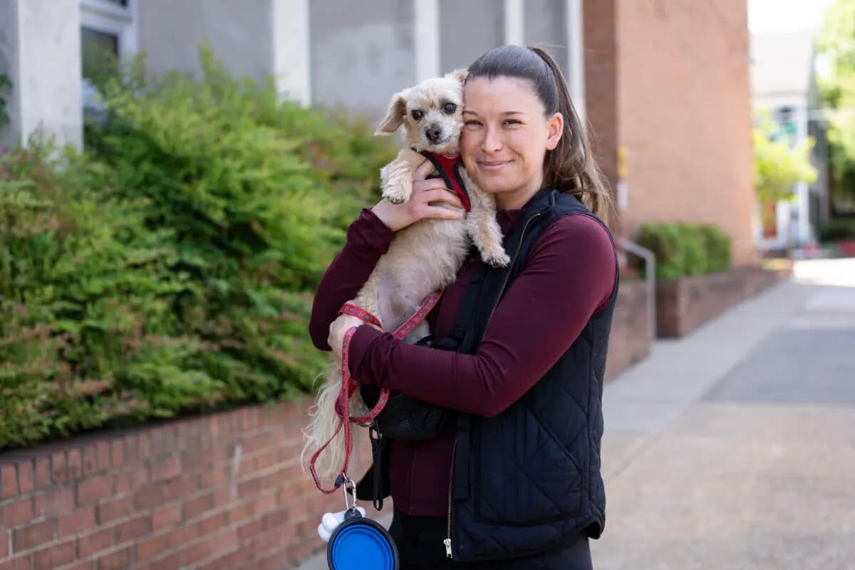 <em>Lara Meehan y su perra Gigi después de votar en el referéndum de redistribución de distritos en Alexandria, Virginia, el 21 de abril de 2026. (Madalina Kilroy/The Epoch Times).</em>