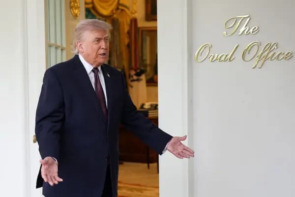 El presidente Donald Trump habla con la prensa durante un evento frente al Despacho Oval de la Casa Blanca el 13 de abril de 2026. (Win McNamee/Getty Images)