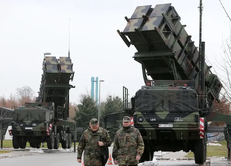 Soldados del Ejército alemán del Escuadrón de Misiles de Defensa Aérea 2 pasan junto a lanzamisiles Patriot en Bad Sülze, Alemania, en diciembre de 2012. (Gernd Wustneck/AFP/Getty Images)