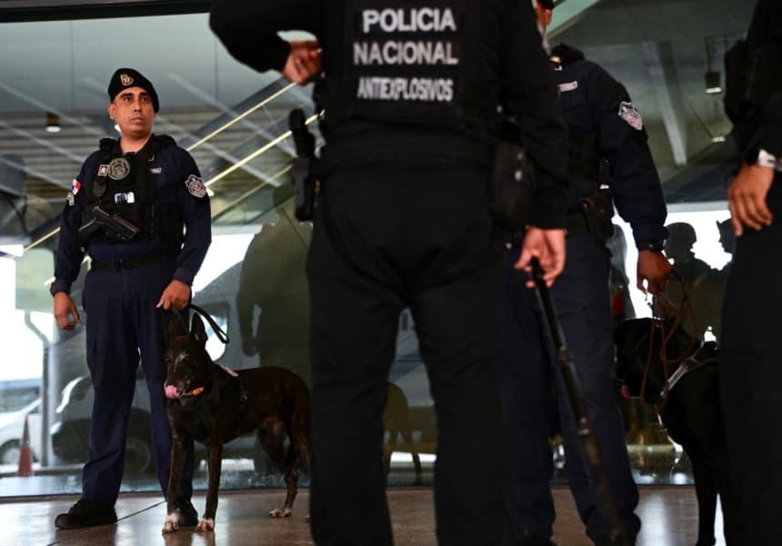 Agentes de policía con perros custodian el Aeropuerto Internacional de Tocumen ante la extradición desde Venezuela del colombo-venezolano Alí Hage Jalil—presunto asociado de Hezbolá y sospechoso del atentado contra un avión comercial panameño en julio de 1994 que mató a 21 personas, la mayoría de ellas judías— en Ciudad de Panamá, el 20 de abril de 2026. (Martin BERNETTI / AFP via Getty Images)
