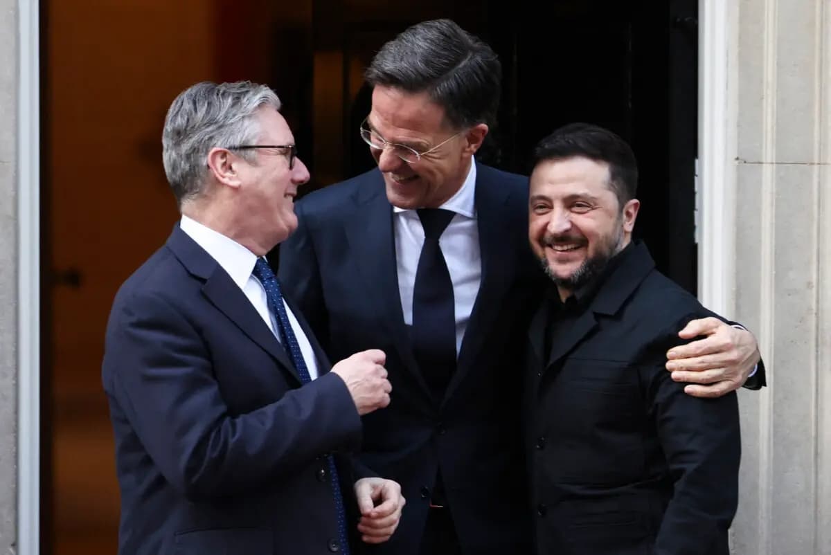 El primer ministro británico Keir Starmer, el secretario general de la OTAN Mark Rutte y el presidente ucraniano Volodímir Zelenski reaccionan tras una reunión en el número 10 de Downing Street, en el centro de Londres, el 17 de marzo de 2026. (Toby Shepheard/AFP vía Getty Images)