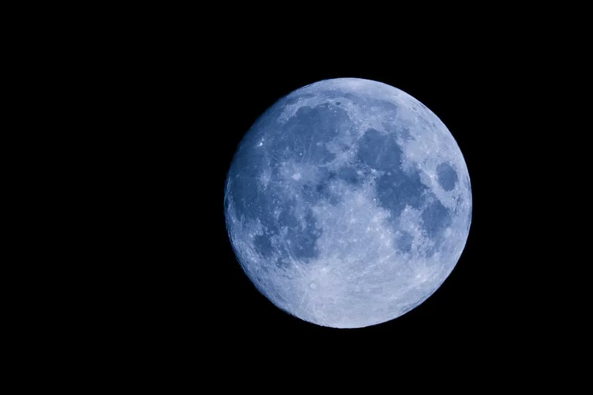 Una Luna llena coloreada temáticamente para que parezca azul. (Shutterstock/Andrzej Kubik)