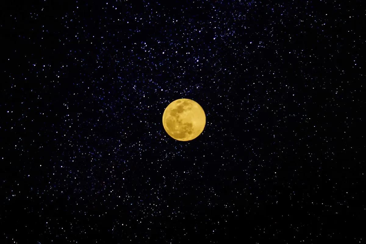 La luna llena del 31 de mayo será una microluna, que puede parecer un 7 % más pequeña que una luna llena promedio y un 15 % menos brillante. (Shutterstock/SKY Stock)