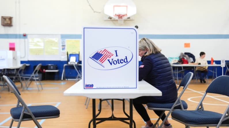 Juez declara inconstitucional el referéndum sobre la redistribución de distritos en Virginia