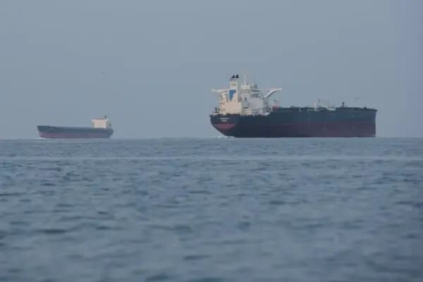 Petroleros fondeados en el estrecho de Ormuz, frente a la costa de la isla de Qeshm, Irán, el 18 de abril de 2026. (Foto AP/Asghar Besharati)