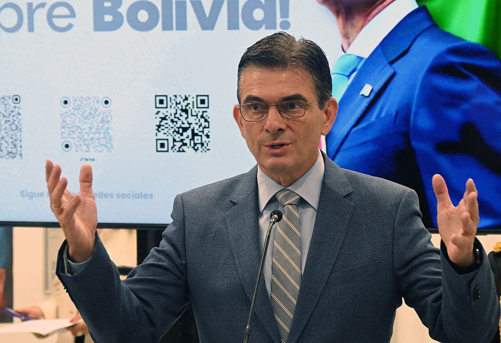 <em>El presidente de Bolivia, Rodrigo Paz, habla durante una conferencia de prensa luego de que el gobierno revocara los decretos sobre contratación directa y adjudicación de contratos de obras públicas, en la Casa Grande del Pueblo, sede del Palacio de Gobierno, en La Paz, el 6 de abril de 2026. (Foto de Aizar RALDES / AFP vía Getty Images)</em>
