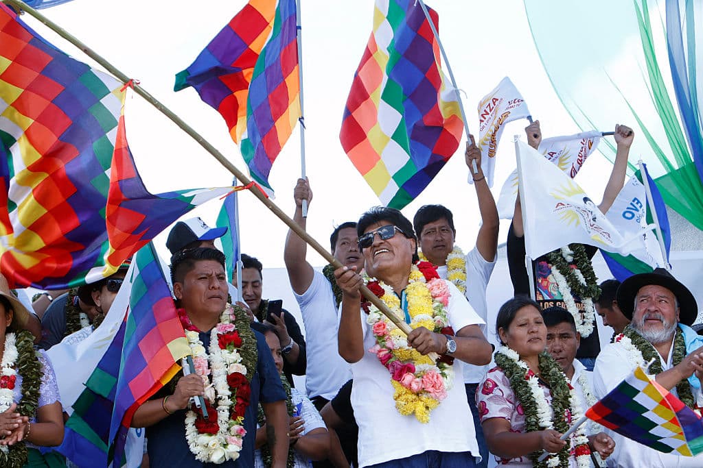 <em>El expresidente de Bolivia Evo Morales ondea una bandera Whipala (que representa a los pueblos de los Andes) en un acto en el Estadio Hugo Chávez de Chimoré, Cochabamba, Bolivia, el 19 de febrero de 2026, para proclamar a los candidatos a las elecciones regionales. Evo Morales reapareció el 19 de febrero en un evento para proclamar a los candidatos a las elecciones regionales, diciendo que no huyó de Bolivia tras semanas de incertidumbre sobre su paradero. (Foto de David FLORES / AFP vía Getty Images)</em>