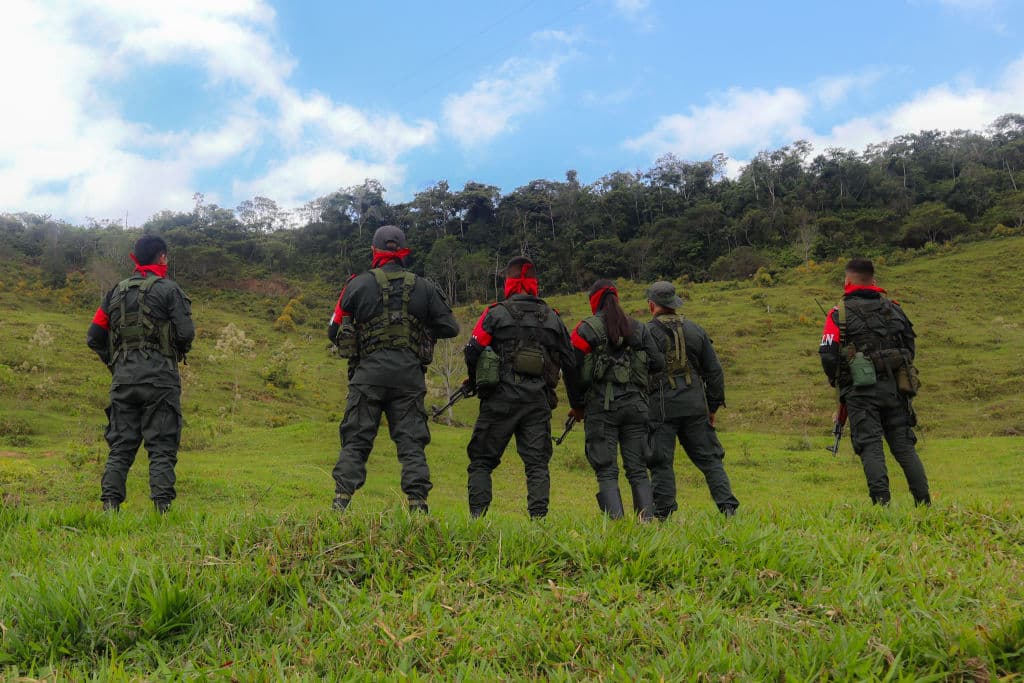 <em>Rebeldes del Ejército de Liberación Nacional (ELN) del frente de guerra Manuel Vázquez Castaño, en el noreste del país, montan guardia en la región de Catatumbo, Colombia, el 8 de marzo de 2025. Comandantes del Ejército de Liberación Nacional (ELN) han prometido repeler una contraofensiva del gobierno en el noreste del país, advirtiendo que años de "paz total" corren el riesgo de convertirse en "guerra total". (Foto de STRINGER / AFP) (Foto de STRINGER/AFP vía Getty Images)</em>