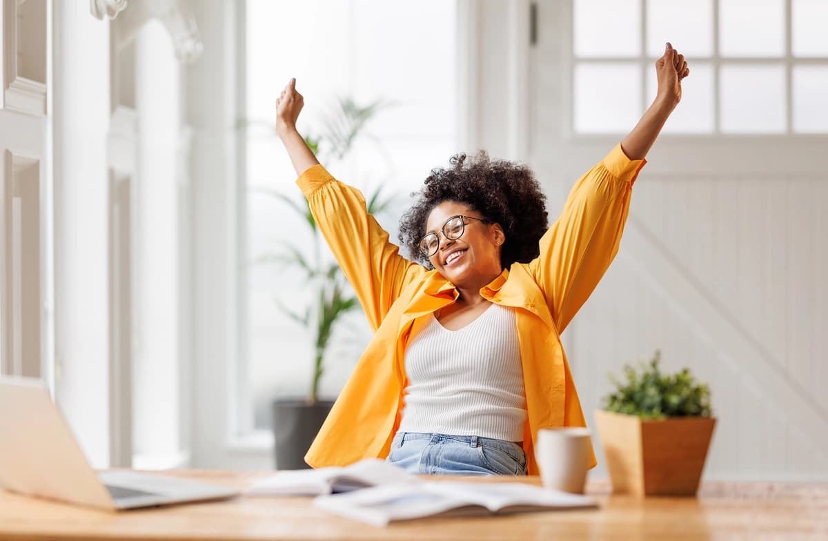 <em>El trabajo por cuenta propia ofrece libertad y flexibilidad, pero también requiere una gran autodisciplina y hábitos de productividad bien definidos. (evgenyatamanenko/Getty Images).</em>
