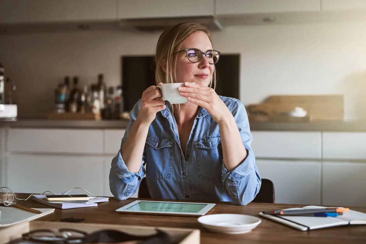 <em>Las pequeñas recompensas refuerzan los hábitos productivos y hacen que el autoempleo a largo plazo sea más sostenible. (FlamingoImages/Getty Images).</em>