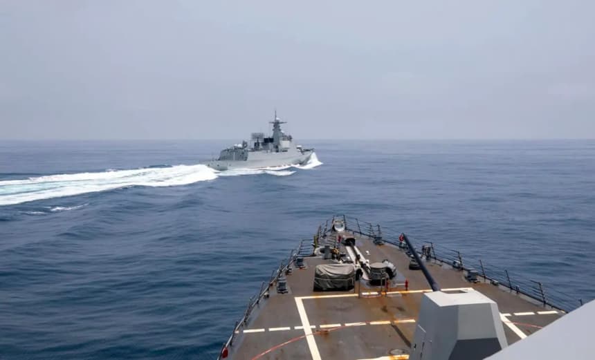 El USS Chung-Hoon observa cómo un buque de la Armada china realiza lo que calificó como una maniobra "peligrosa" en el estrecho de Taiwán el 3 de junio de 2023. El buque chino se cruzó bruscamente en la trayectoria del destructor estadounidense, lo que obligó al buque estadounidense a reducir la velocidad para evitar una colisión. (Especialista en Comunicación de Masas de 1.° Clase Andre T. Richard/Marina de EE. UU. vía AP)