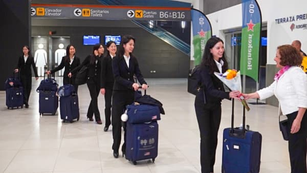 La tarde del 21 de abril de 2026, la Compañía de Gira de Shen Yun llegó al Aeropuerto Internacional de Monterrey, en México, donde los fans obsequiaron flores a los artistas. (Yu Lili/The Epoch Times)