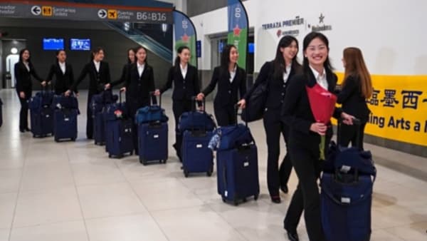 En la tarde del 21 de abril de 2026, la Compañía de Gira de Shen Yun llegó al Aeropuerto Internacional de Monterrey, en México, donde los fans obsequiaron flores a los artistas. (Yu Lili/The Epoch Times)