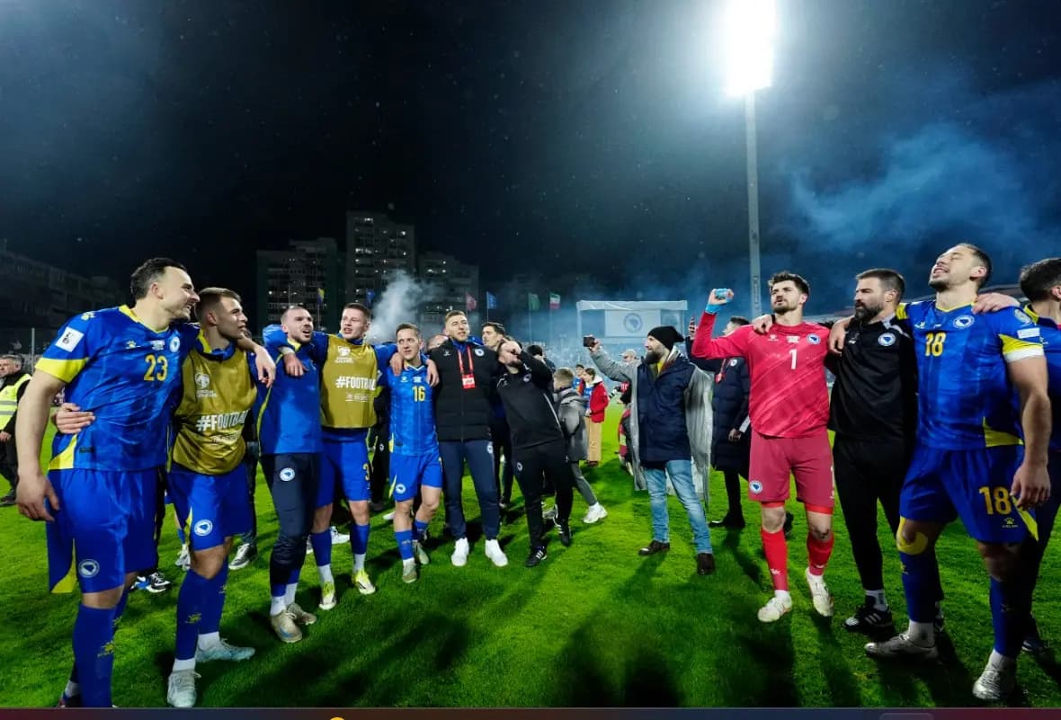 Los jugadores de Bosnia-Herzegovina celebran tras derrotar a Italia en un partido de repesca para clasificarse para la Copa del Mundo de la FIFA en el estadio Bilino Polje, en Zenica (Bosnia-Herzegovina), el 31 de marzo de 2026. (Matteo Ciambelli/Reuters).
