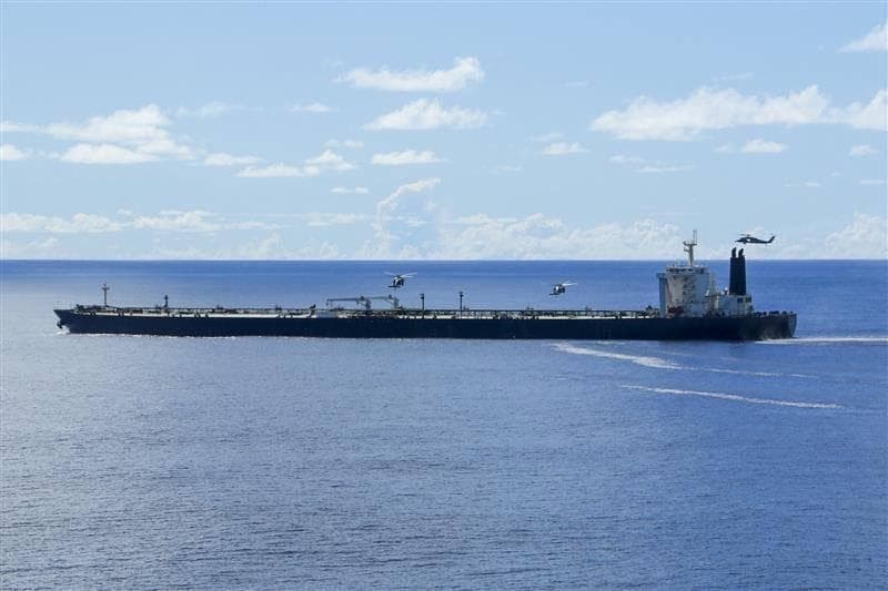 Las fuerzas estadounidenses abordan un petrolero sancionado y vinculado a Irán en el Océano Índico el 23 de abril de 2026. (DOW)