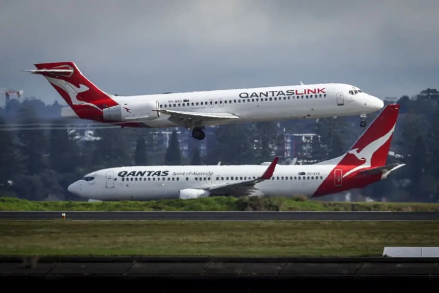 Un Boeing 737-800 de Qantas rueda por la pista mientras un Boeing 717 de Qantas se prepara para aterrizar en el Aeropuerto Internacional de Sídney, Australia, el 7 de junio de 2024. (Davis Gray/AFP vía Getty Images)