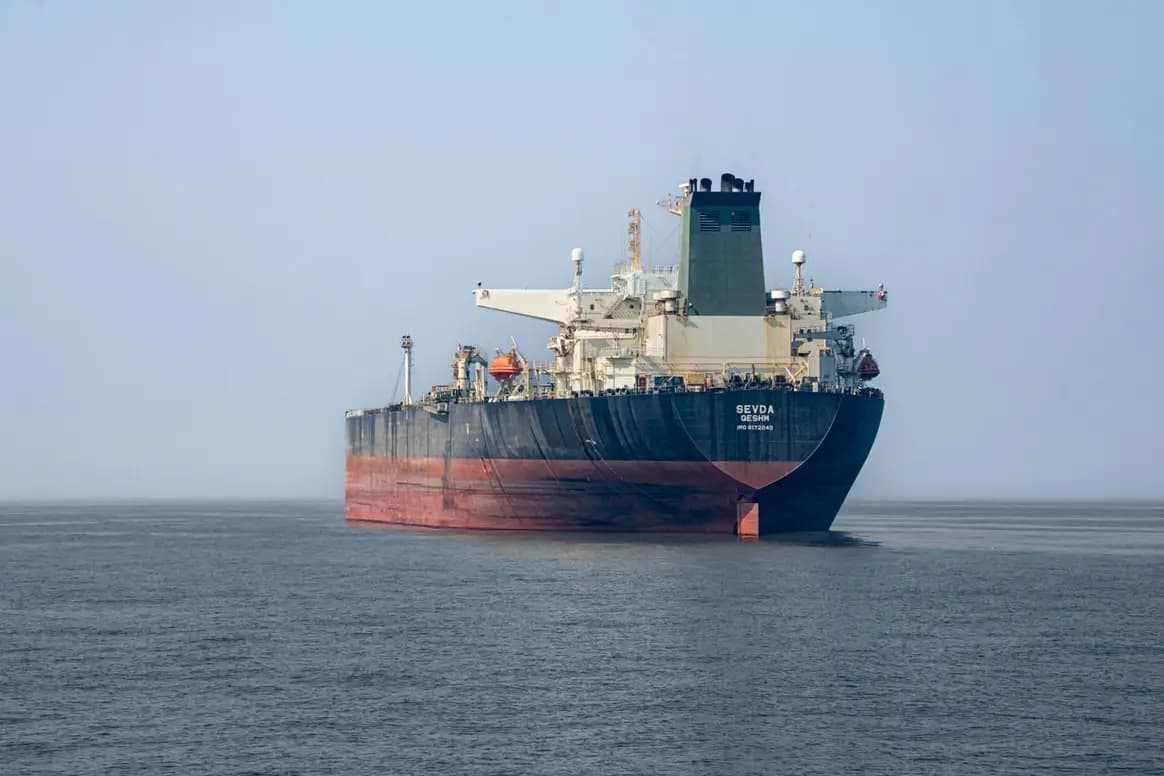 <em>El petrolero iraní Sevda navega cerca de Bandar Asaluyah, Irán, el 27 de enero de 2026. (Sam/Middle East Images/AFP vía Getty Images)</em>