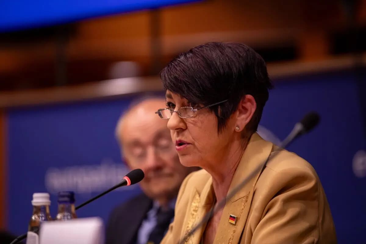 <em>La eurodiputada Christine Anderson el 21 de abril en el Parlamento Europeo en Bruselas. (Fabian Wiesinger/Cortesía de ESN)</em>