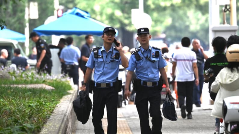 China enfrenta cientos de actos violentos a diario mientras aumenta su control autoritario: Fuente interna