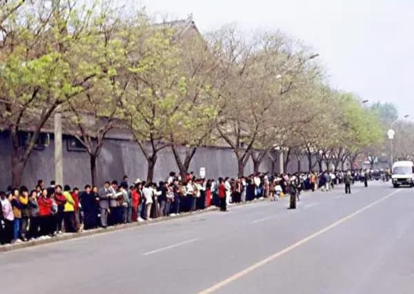 Más de 10 000 practicantes de Falun Gong se reúnen en la calle Fuyou de Pekín el 25 de abril de 1999. (Cortesía de Minghui.org)