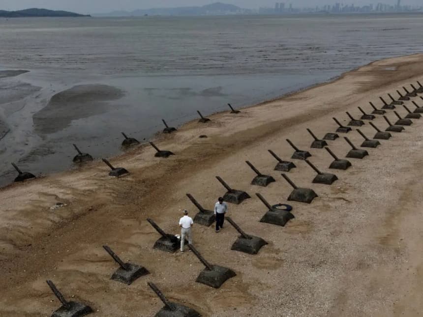 Turistas visitando las púas antidesembarco en la costa de Kinmen, las islas de primera línea de Taiwán, el 20 de octubre de 2020. (Sam Yeh/AFP vía Getty Images)