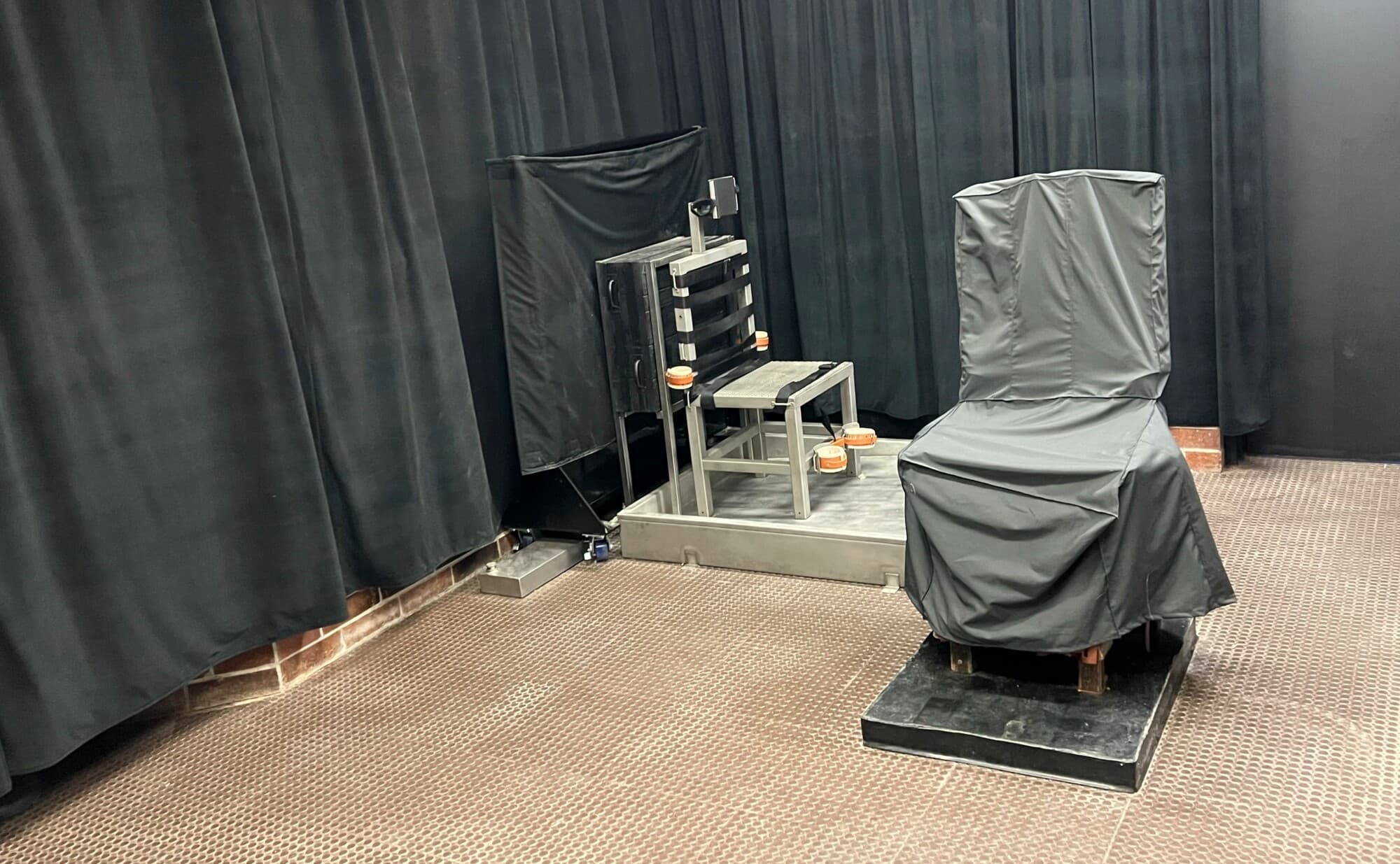 La cámara de ejecución de Carolina del Sur, que incluye la silla eléctrica (a la derecha) y una silla para fusilamientos (a la izquierda), en Columbia, Carolina del Sur, en una foto sin fecha. (Departamento Correccional de Carolina del Sur vía AP).