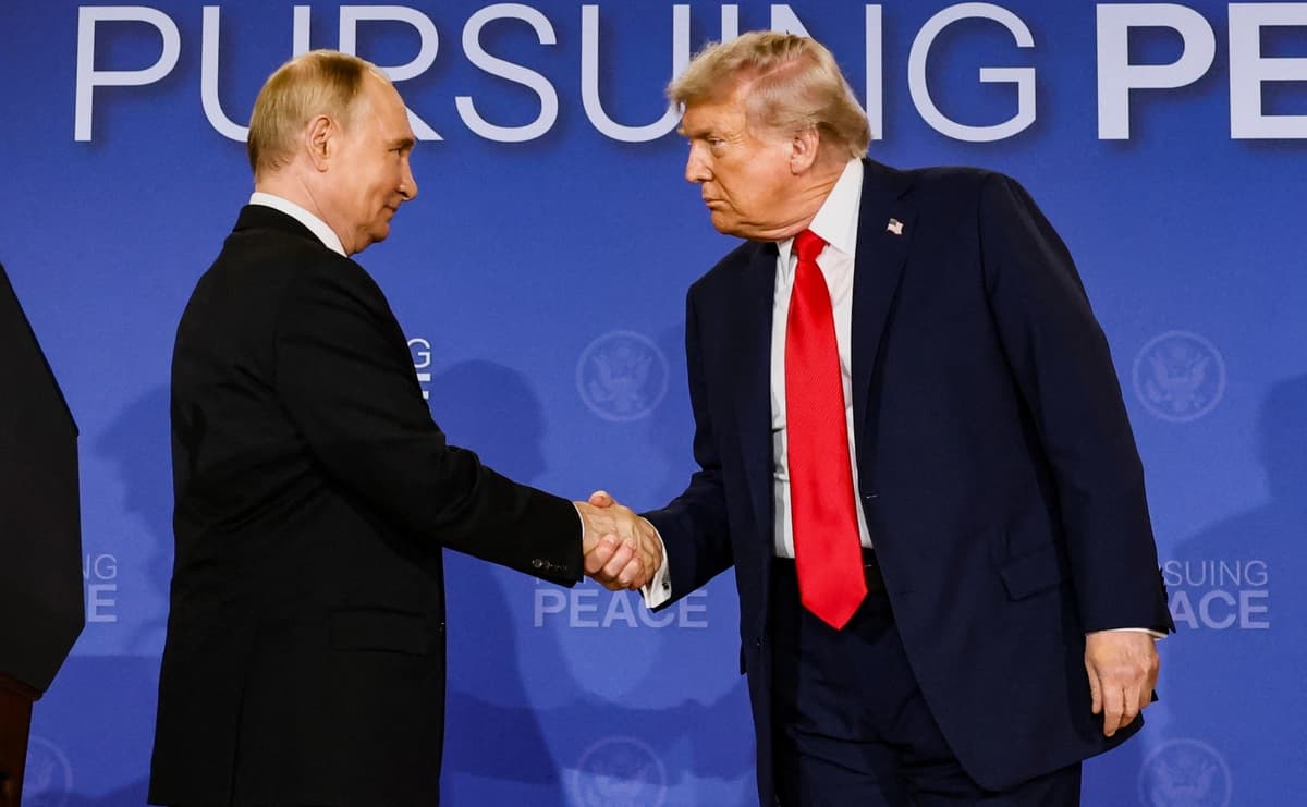 <em>El presidente Donald Trump y el presidente ruso Vladimir Putin en una conferencia de prensa tras su reunión para negociar el fin de la guerra en Ucrania, en la Base Conjunta Elmendorf-Richardson en Anchorage, Alaska, el 15 de agosto de 2025. (Kevin Lamarque/Reuters)</em>