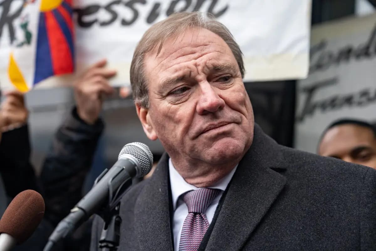 El representante Neal Dunn (R-Fla.) habla en una conferencia de prensa y manifestación frente a la Asociación America ChangLe, destacando la represión transnacional de Beijing, en la ciudad de Nueva York el 25 de febrero de 2023. Samira Bouaou/The Epoch Times