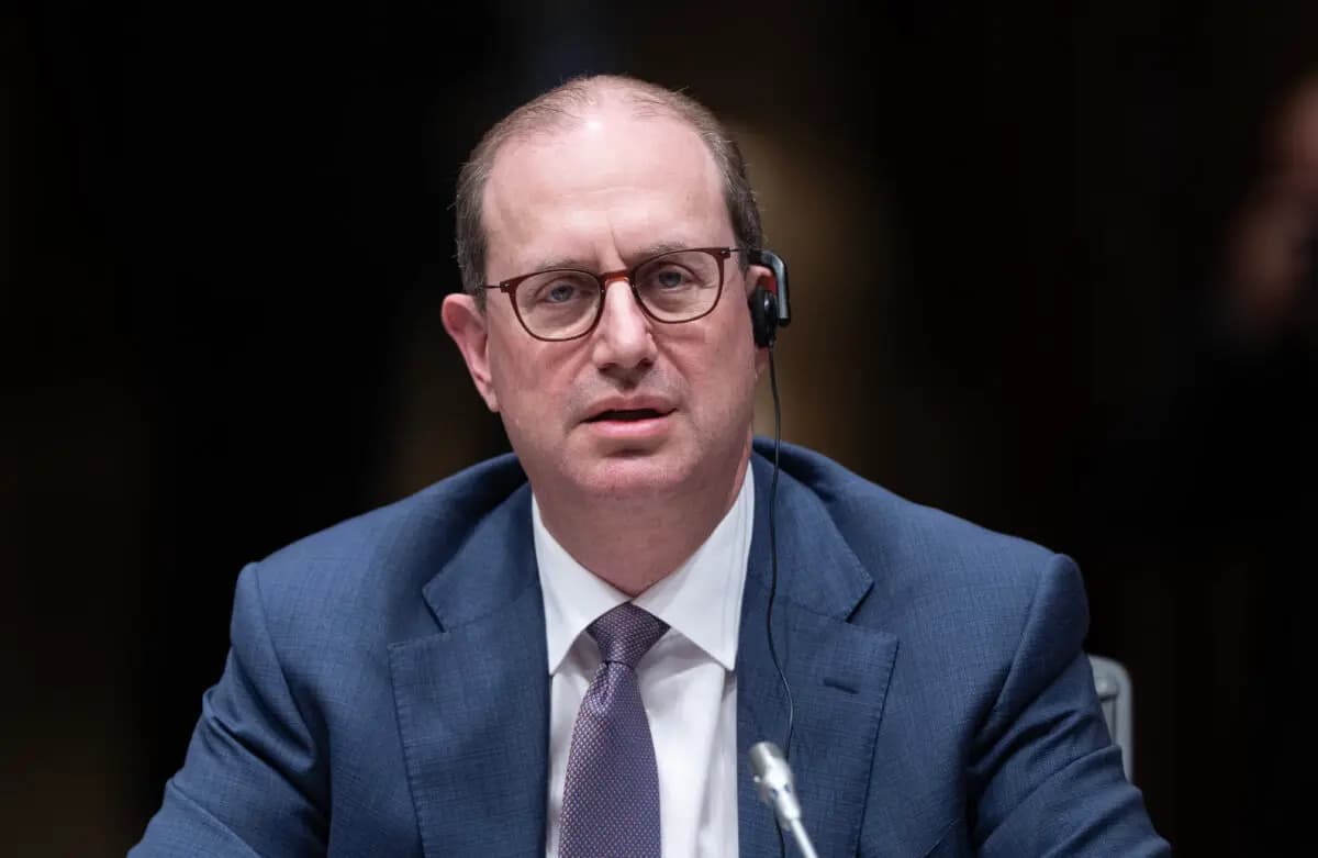 El embajador de Canadá en Estados Unidos, Mark Wiseman, espera para comparecer ante la Comisión Permanente de Asuntos Exteriores y Desarrollo Internacional en el Parlamento de Ottawa el 23 de abril de 2026. (The Canadian Press/Adrian Wyld)