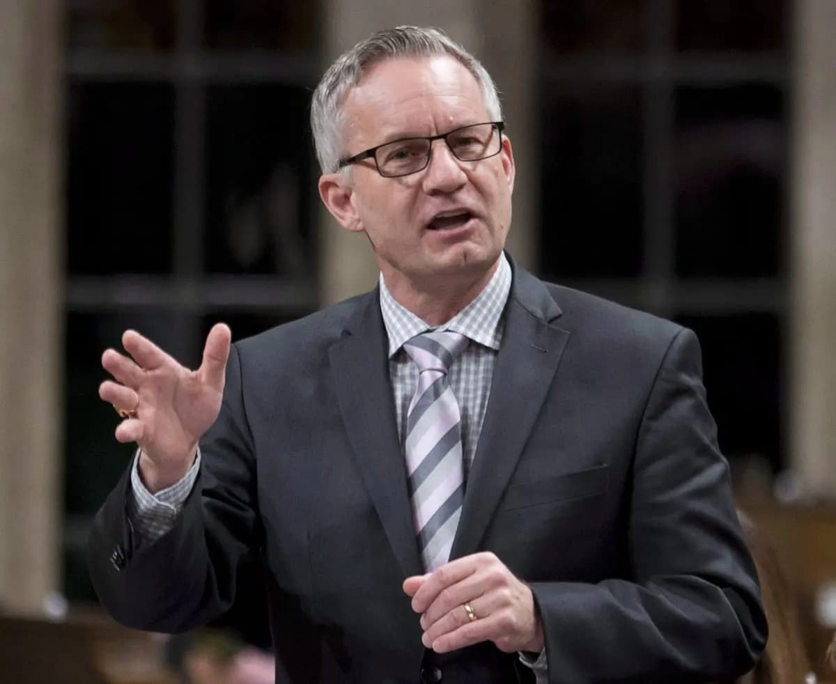 El entonces ministro de Comercio Internacional, Ed Fast, responde a una pregunta en la Cámara de los Comunes el 27 de noviembre de 2014. (The Canadian Press/Adrian Wyld)