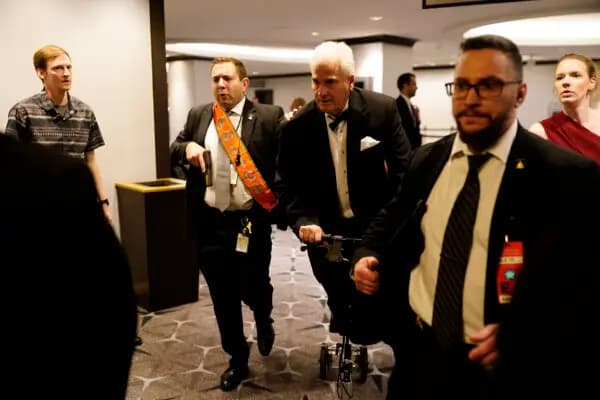 Agentes escoltan a personas fuera del recinto tras un incidente durante la cena anual de la Asociación de Corresponsales de la Casa Blanca en Washington, el 25 de abril de 2026. (Nathan Howard/Getty Images).