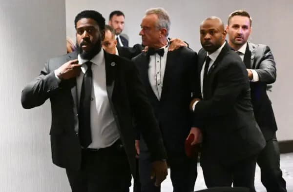 <em>El secretario de Salud, Robert F. Kennedy Jr., es evacuado rápidamente por agentes del Servicio Secreto tras escucharse fuertes explosiones durante la cena de corresponsales de la Casa Blanca en el hotel Washington Hilton de Washington el 25 de abril de 2026. (Mandel NGAN / AFP vía Getty Images).</em>