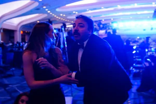 Varias personas se resguardan tras un incidente ocurrido durante la cena anual de la Asociación de Corresponsales de la Casa Blanca en el hotel Washington Hilton de Washington, el 25 de abril de 2026. (Nathan Howard/Getty Images).