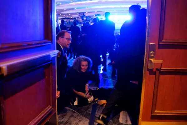 Varias personas se resguardan tras un incidente ocurrido durante la cena anual de la Asociación de Corresponsales de la Casa Blanca en Washington el 25 de abril de 2026. (Nathan Howard/Getty Images).