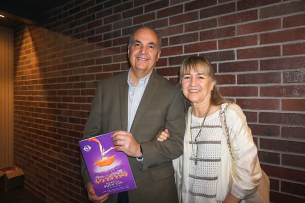La noche del 24 de abril de 2026, Héctor Villarreal Muraira, director general de la Cámara Nacional de Comercio, y su esposa, María Teresa Garza de Villarreal, asistieron a la función inaugural de la Compañía Global de Shen Yun en el Teatro Escarnario GNP Seguros de Monterrey. (Wen Ye/The Epoch Times)