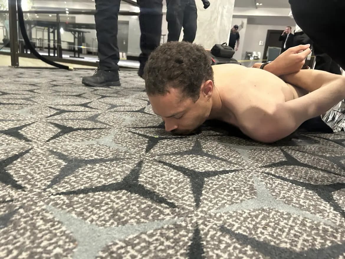 <em>El sospechoso detenido, quien presuntamente efectuó varios disparos, uno de los cuales alcanzó a un agente del Servicio Secreto, durante la cena de corresponsales de la Casa Blanca en Washington el 25 de abril, en una imagen publicada por el presidente Donald Trump en Truth Social.</em>