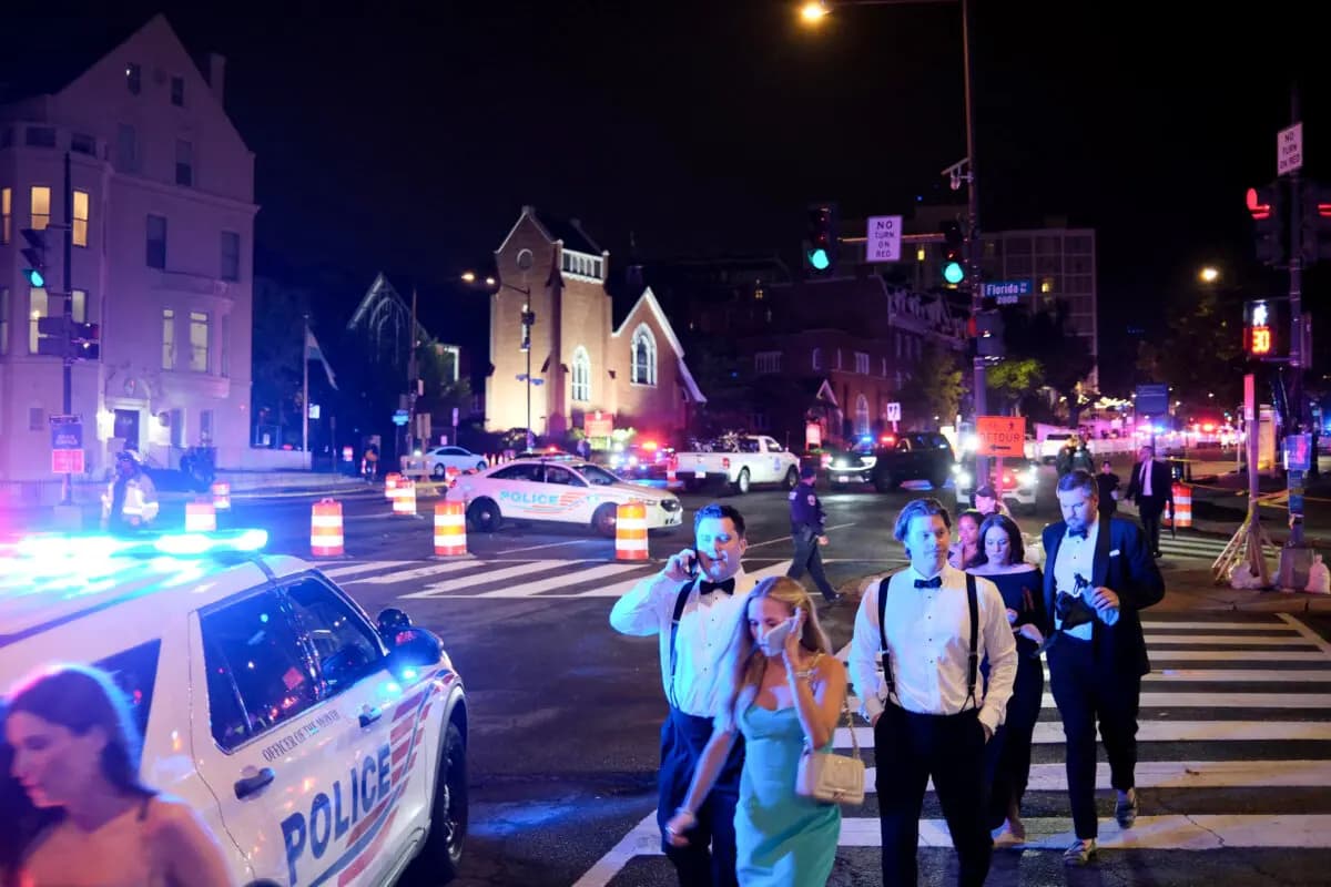 <em>Los invitados abandonan el hotel Washington Hilton en medio de una fuerte presencia policial tras escucharse disparos durante la cena de corresponsales de la Casa Blanca en Washington, D.C., el 25 de abril de 2026. (Ulysse BELLIER / AFP vía Getty Images).</em>