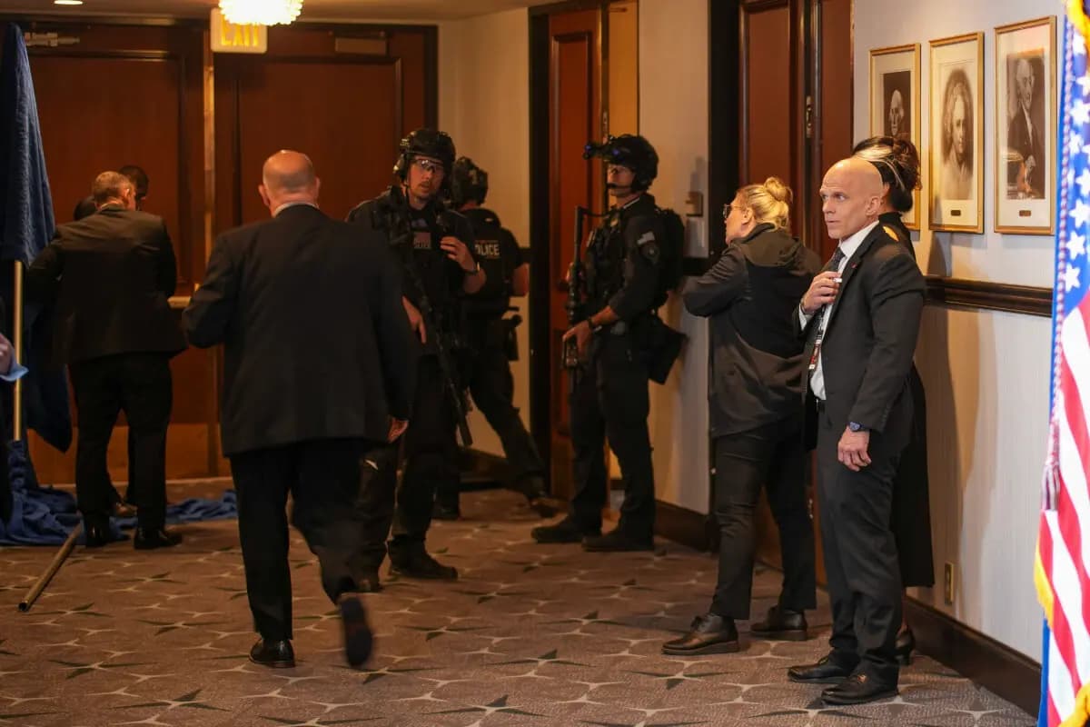 <em>Agentes montan guardia tras un incidente ocurrido durante la cena anual de la Asociación de Corresponsales de la Casa Blanca el 25 de abril de 2026 en Washington, D.C. (Andrew Harnik/Gettyimages).</em>