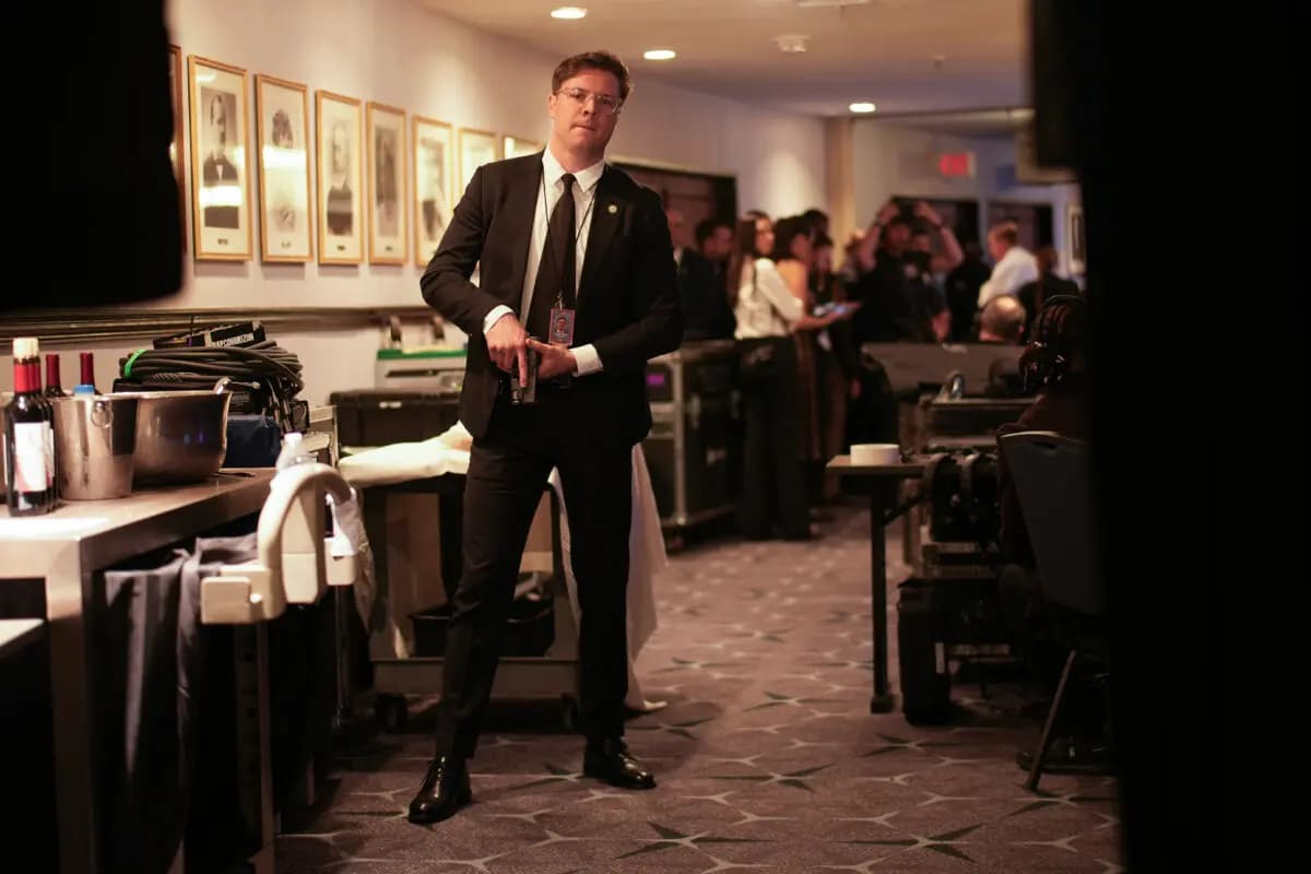 <em>Un agente monta guardia con su arma desenfundada tras un incidente ocurrido durante la cena anual de la Asociación de Corresponsales de la Casa Blanca el 25 de abril de 2026 en Washington, D.C. (Andrew Harnik/Gettyimages).</em>
